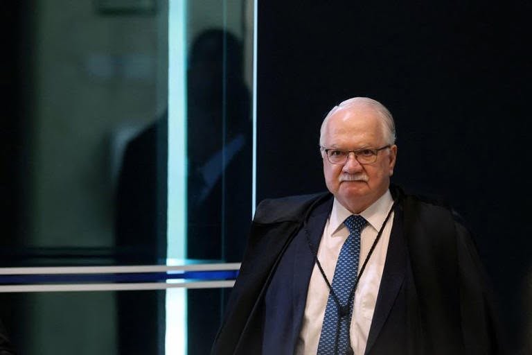 Fachin suspende decisões de Mendonça e Dino sobre chefia da PF e retira Moraes da relatoria de inquérito das fake news